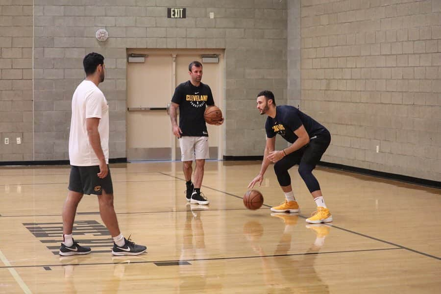 キャブスさんのインスタグラム写真 - (キャブスInstagram)「#TBT to @nbasummerleague 🌵☀️🏀 Find more #CavsSummer photos now at cavs.com!」7月18日 21時50分 - cavs