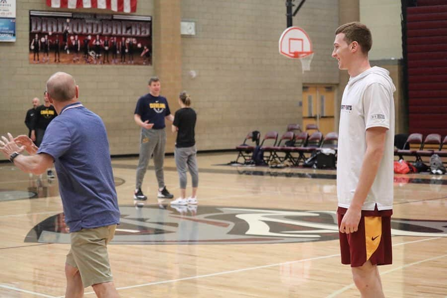 キャブスさんのインスタグラム写真 - (キャブスInstagram)「#TBT to @nbasummerleague 🌵☀️🏀 Find more #CavsSummer photos now at cavs.com!」7月18日 21時50分 - cavs