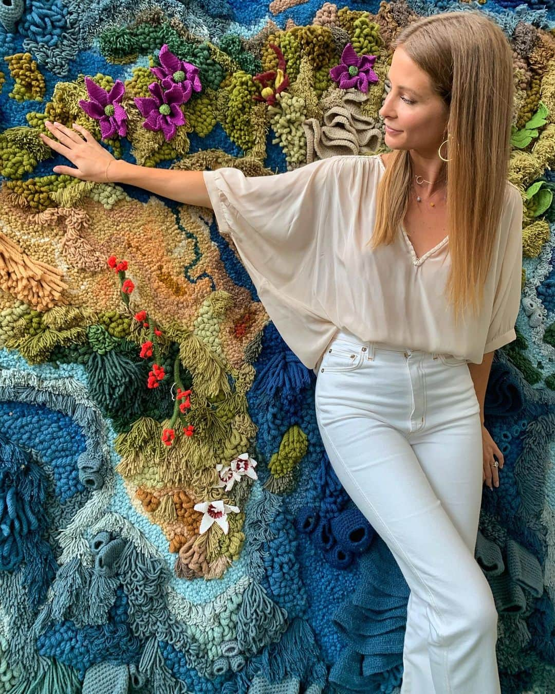 ミリー・マッキントッシュさんのインスタグラム写真 - (ミリー・マッキントッシュInstagram)「@Heathrow_airport and Kew Gardens have unveiled a unique, hand-made 12 metre squared ‘Botanical Tapestry’, depicting plants from around the world - it is available to see in Terminal 2 for six weeks, if you are travelling through go and check it out! #Heathrow #AD 🌱🌷🌍✈️」7月18日 21時51分 - milliemackintosh