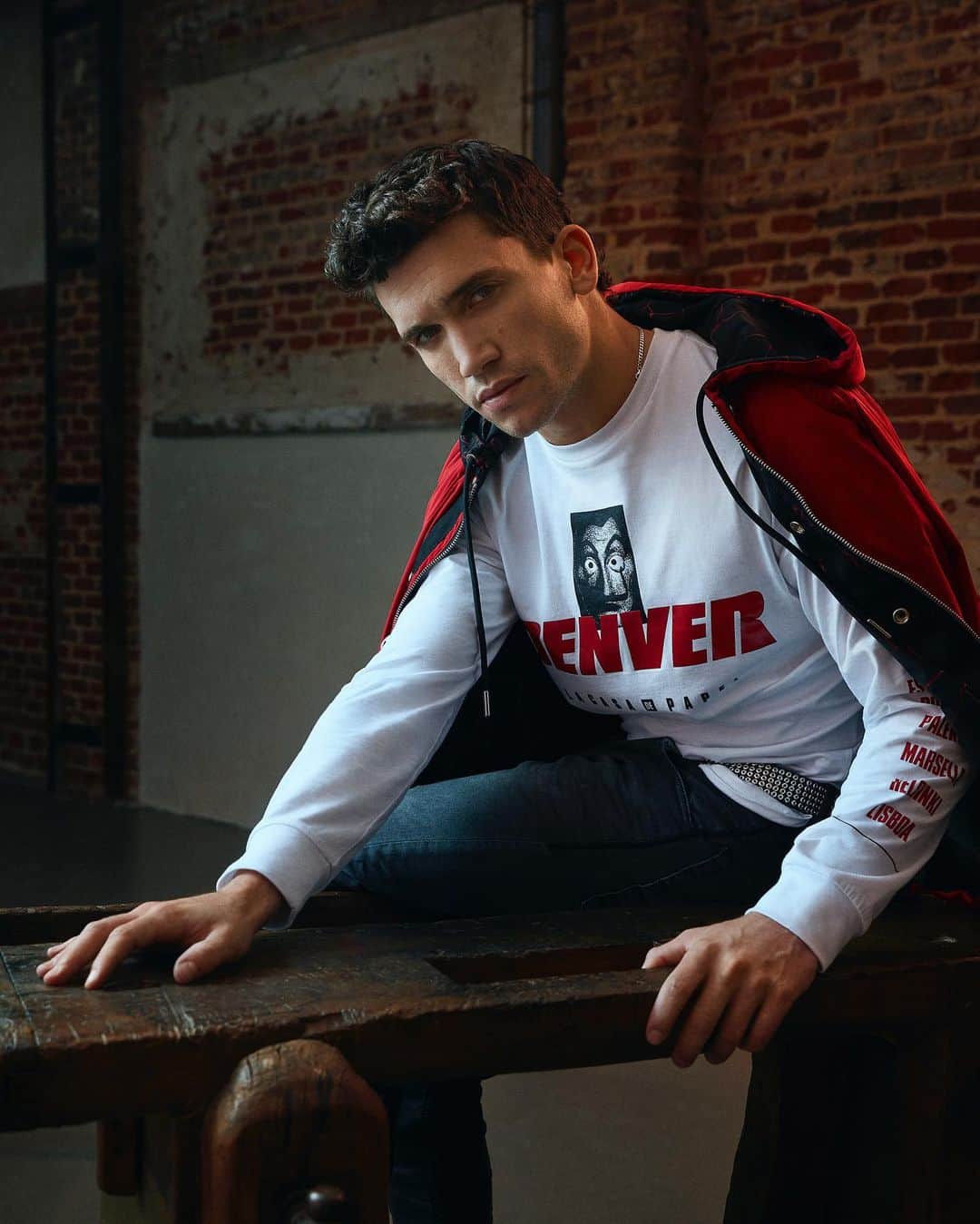 ディーゼルのインスタグラム：「Think about this: in juuust a few hours, you’ll be able to watch @lacasadepapel Part 3 on Netflix while wearing the new #DieselXLCDP collection. They both drop tomorrow. 📸: @vanityfairitalia 🔥: @jaimelorentelo」