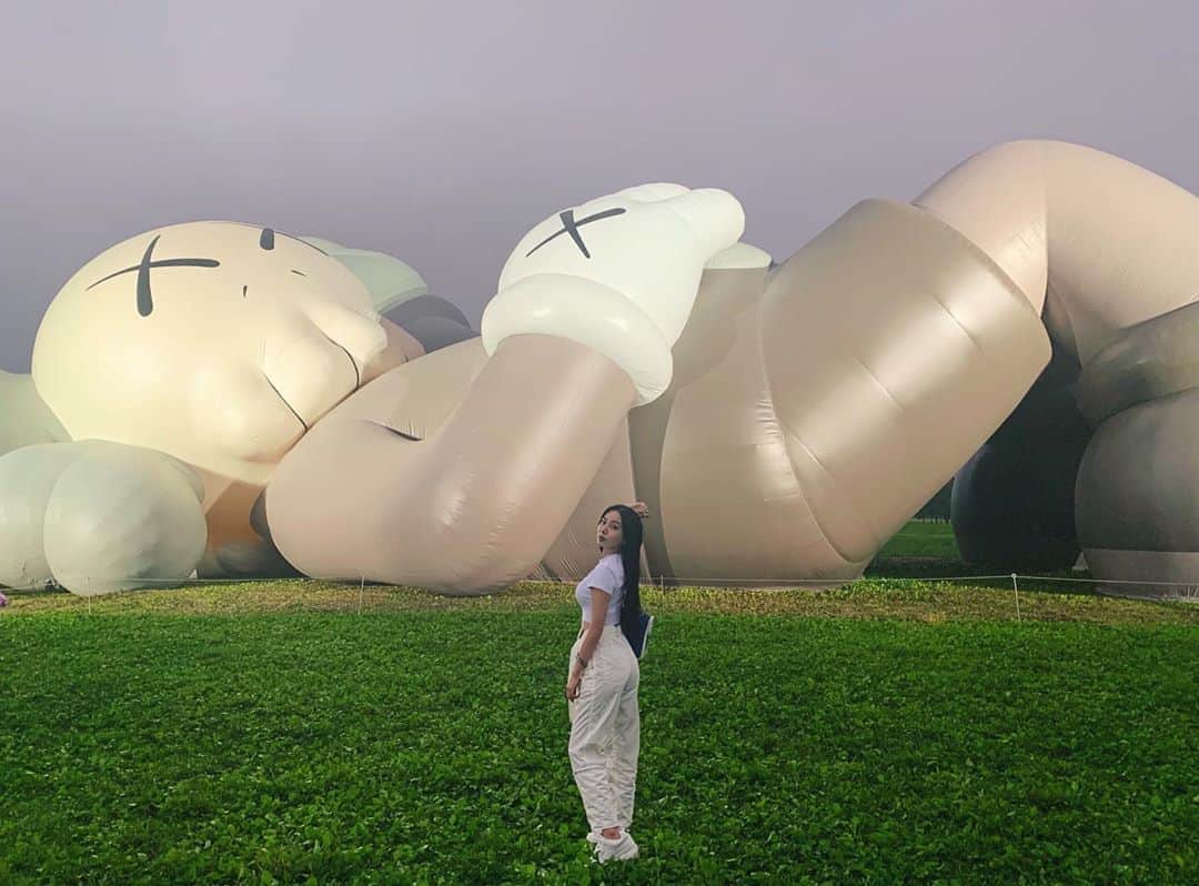 megbabyのインスタグラム：「☺️KAWS:HOLIDAY ✖️✖️🗻🇯🇵#KAWS #KAWSHOLIDAY #japan」
