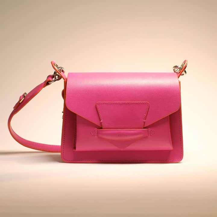 Schutzのインスタグラム：「WELCOME: PALOMA | The NEW #schutzhandbags to love and share! 💕 #palomahandbag」