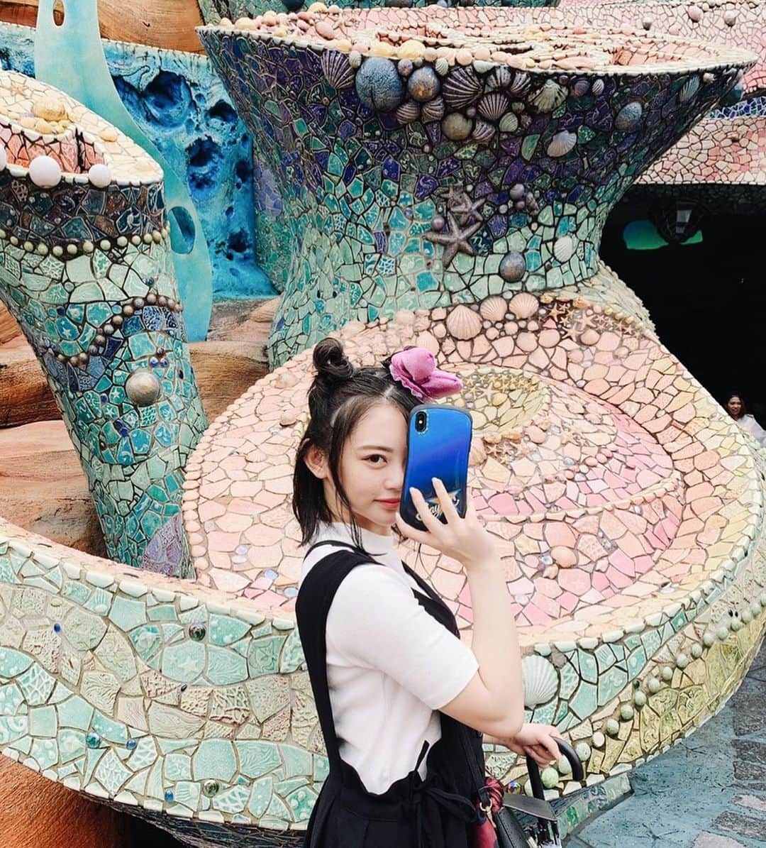 のインスタグラム：「* この前急遽やったけどヘアメイクさんとディズニーに…🐭 髪型とにかくめちゃくちゃ恥ずかしすぎた😇これっきりだなぁ😂 * #disneysea」