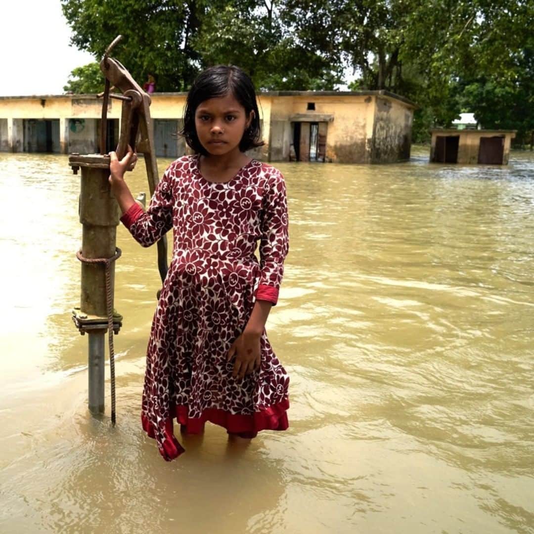unicefさんのインスタグラム写真 - (unicefInstagram)「10-year-old Ishrafi's school has been under water for days. She's standing next to the only source of clean water in the area. Over the past week, severe rainfall has flooded parts of Bangladesh and upended the lives of around 1 million people. @unicefbangladesh © UNICEF/Zhantu」7月18日 21時55分 - unicef