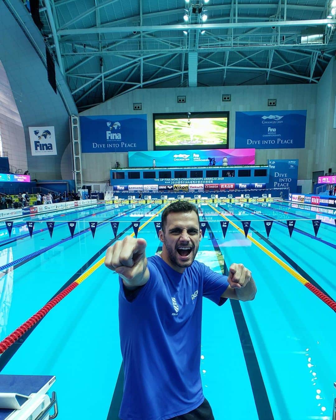レオナルド・ジ・デウスさんのインスタグラム写真 - (レオナルド・ジ・デウスInstagram)「At home 🇰🇷!!!!!! Hoje foi dia de cair pela primeira vez na piscina de competição aqui no Mundial 💫🇧🇷#swimming」7月18日 21時55分 - leogdeus