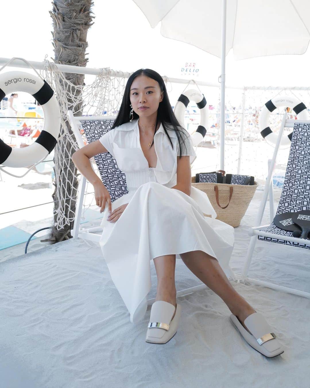 Sergio Rossiさんのインスタグラム写真 - (Sergio RossiInstagram)「Our girls living the Italian dolce vita at the seaside just before going to discover the #MagicKingdom 🌊  #SergioRossi」7月18日 21時55分 - sergiorossi