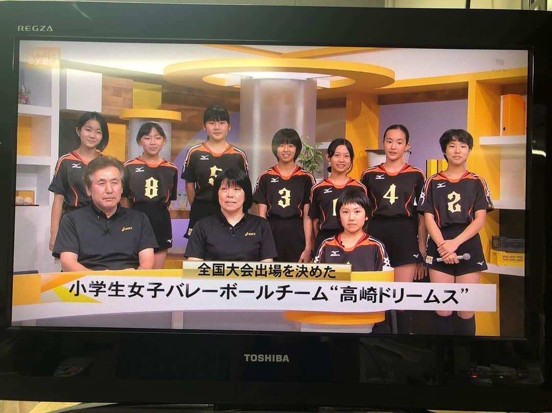 能登瑶子のインスタグラム：「スポーツeye🏐✨ 今日は全国大会出場を決めた『高崎ドリームス』の皆さんがスタジオに来てくれました(^^) 県大会の優勝が決まった瞬間のお話や全国大会への意気込みを教えてくれました（＾∇＾） 初めて担当したコーナーでバタバタ💨 そんな中選手の皆さん元気に出演してくれました(^^) 出演後、お礼にとみんなが飲み物をくれました(o^^o) 皆んなの優しさがとっても嬉しかった♪ありがとう😊 怪我なく全国大会で優勝してまたスタジオに来て下さい(*^ω^*) . #高崎ドリームス#バレーボール#eye8#スポーツeye#全国大会出場#頑張ってね#差し入れ#ありがとう#スタジオで#待ってるね#群馬テレビ#群テレ」