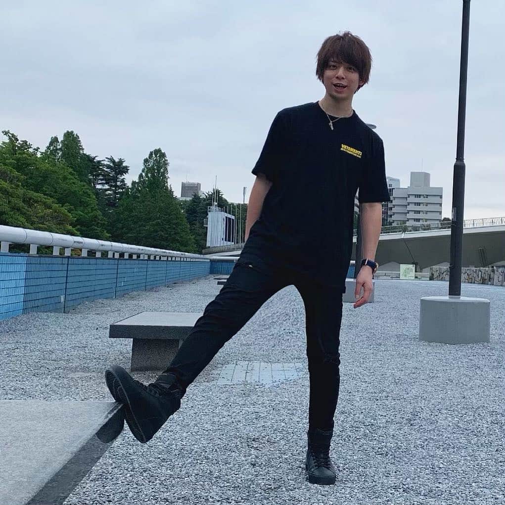 松村淳平のインスタグラム：「この靴なんとbershkaで1900円。 おにやす！って叫んで買いました . #黒コーデ #ブラックコーデ #vetments #ヴェトモン #zara #mensfashion #メンズファッション #bershka #ベルシュカ #メンズコーデ #palmangels #supreme #offwhite #balenciaga」