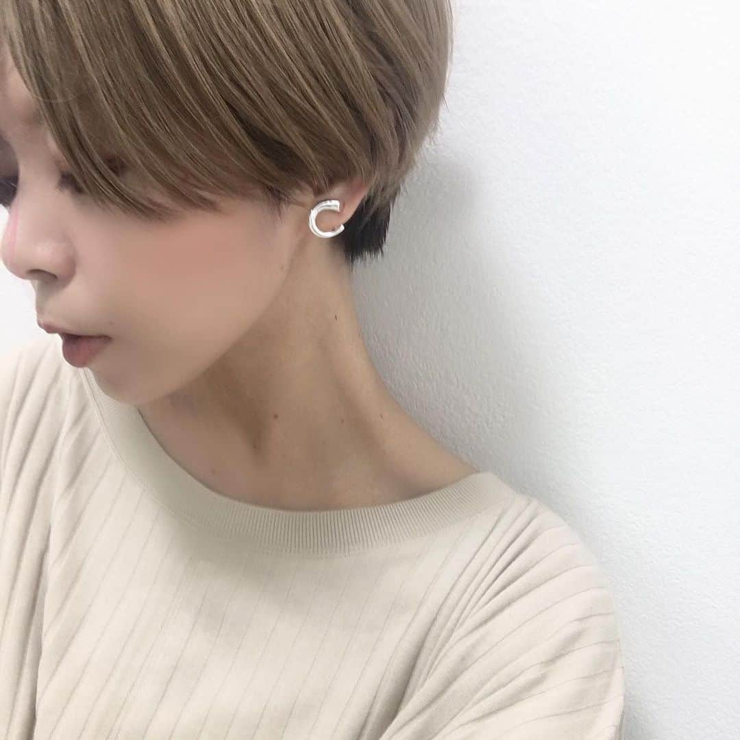 CONFIDENCE akinaさんのインスタグラム写真 - (CONFIDENCE akinaInstagram)「・ 新作です*･゜ﾟ･*:.｡..｡.:*･' 【 Nothing And Others 】 のsilver accessory入荷しました♡ トレンドに左右されることなくいつの時代も定番になるジュエリー. 自分のスタイルを強く持ちこの時代を全うに生きる. そんな女性の自信の一部となるようなアクセサリーを提案します. ・ ・ 存在感のあるsilver accessory. シンプルコーデにもパッと映えて 一気にオシャレ増し. 全てsilver925プレーティングになります. ・ ・ ・ 明日、金曜日21時販売です♡ ・ ・ ・ @cft__official のアカウント作りました♡ 販売中の商品紹介や staffコーデを載せます♡ 私とは、また違うstaffの着こなし 身長もバラバラなので 着回しコーデの参考になればと思います♡ また、予約商品専用アカウント @cft_order  cft. staffの @cft_hitomi ひとみ 161㎝ @cft_kayo かよ 149㎝ @cft_mika みか(育休中) 165 ㎝ @cft__haruna はるな 158㎝ @cft_yoshimi よしみ スタッフ個人アカウントもあるので 宜しければフォローお願いします🙇✨♡ ・ ・ ・ ご注文前に必ずABOUTをご確認下さいませ。 ご注文される全てのお客様はABOUTに同意されたものとみなします。 ABOUT確認は必須とさせて頂きます。 ・ ・ ・ 公式LINE▶︎@viu2043z (アットマークから)  アメブロ http://s.ameblo.jp/confidence1208/ ・ ・ ・ #selectshop_cft #プチプチ #プチプチファッション  #gu #ジーユー #UNIQLO #ユニクロ #ユニジョ #カジュアル #カジュアルコーデ #ファッション #コーディネート #コーデ #ザラ #ザラジョ #今日のコーデ #今日の服 #きょコ #お洒落さんと繋がりたい#おしゃれさんと繋がりたい#シルバーアクセサリー #シルバー #シルバーリング #シルバーアクセ #silver925 #silver #リング #イヤリング #ピアス #ゴールドアクセサリー」7月18日 22時03分 - akina128s