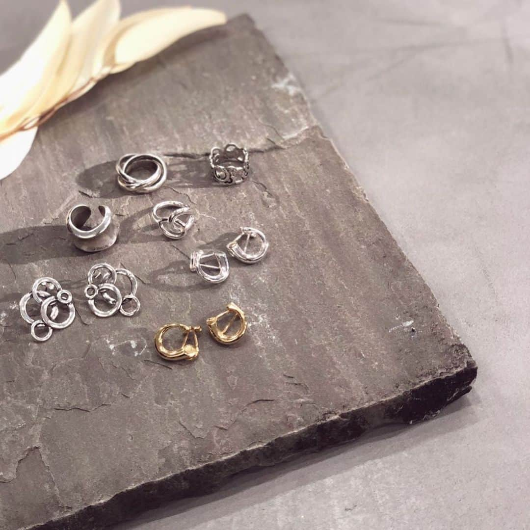 CONFIDENCE akinaさんのインスタグラム写真 - (CONFIDENCE akinaInstagram)「・ 新作です*･゜ﾟ･*:.｡..｡.:*･' 【 Nothing And Others 】 のsilver accessory入荷しました♡ トレンドに左右されることなくいつの時代も定番になるジュエリー. 自分のスタイルを強く持ちこの時代を全うに生きる. そんな女性の自信の一部となるようなアクセサリーを提案します. ・ ・ 存在感のあるsilver accessory. シンプルコーデにもパッと映えて 一気にオシャレ増し. 全てsilver925プレーティングになります. ・ ・ ・ 明日、金曜日21時販売です♡ ・ ・ ・ @cft__official のアカウント作りました♡ 販売中の商品紹介や staffコーデを載せます♡ 私とは、また違うstaffの着こなし 身長もバラバラなので 着回しコーデの参考になればと思います♡ また、予約商品専用アカウント @cft_order  cft. staffの @cft_hitomi ひとみ 161㎝ @cft_kayo かよ 149㎝ @cft_mika みか(育休中) 165 ㎝ @cft__haruna はるな 158㎝ @cft_yoshimi よしみ スタッフ個人アカウントもあるので 宜しければフォローお願いします🙇✨♡ ・ ・ ・ ご注文前に必ずABOUTをご確認下さいませ。 ご注文される全てのお客様はABOUTに同意されたものとみなします。 ABOUT確認は必須とさせて頂きます。 ・ ・ ・ 公式LINE▶︎@viu2043z (アットマークから)  アメブロ http://s.ameblo.jp/confidence1208/ ・ ・ ・ #selectshop_cft #プチプチ #プチプチファッション  #gu #ジーユー #UNIQLO #ユニクロ #ユニジョ #カジュアル #カジュアルコーデ #ファッション #コーディネート #コーデ #ザラ #ザラジョ #今日のコーデ #今日の服 #きょコ #お洒落さんと繋がりたい#おしゃれさんと繋がりたい#シルバーアクセサリー #シルバー #シルバーリング #シルバーアクセ #silver925 #silver #リング #イヤリング #ピアス #ゴールドアクセサリー」7月18日 22時03分 - akina128s