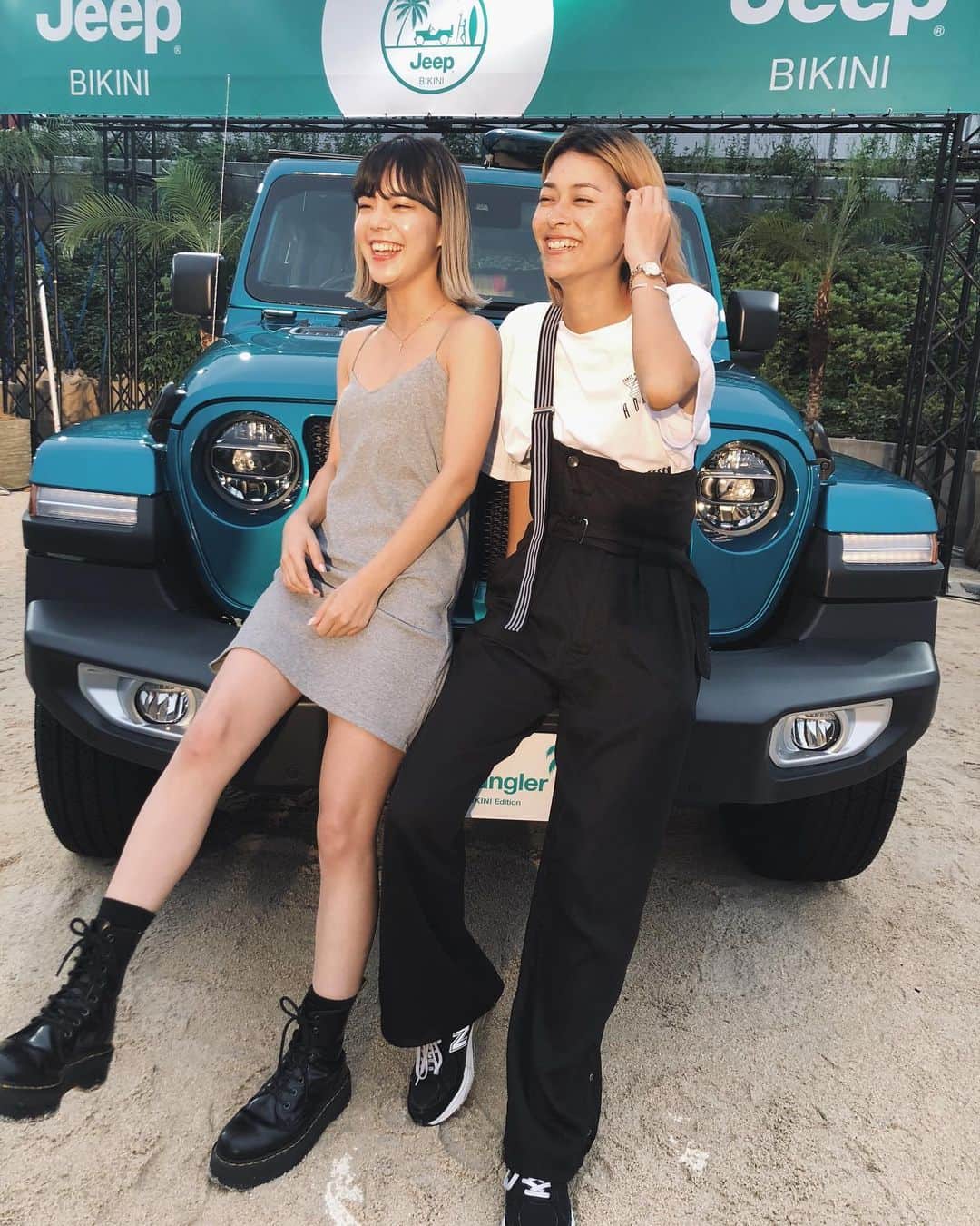 松本瞳のインスタグラム：「. こないだ @jeep_japan_official のイベントにガールズと行ってきました。メイと2ショット撮ったらカップルみたいになった😗 . さてさて、 21日はガールズがロキシー東京に集まるイベントがあるので、みなさんぜひ遊びに来てくださいね🤝⭐️ @roxyjapan @roxy_tokyo .  #海遊び #ジープビキニ #Jeep_bikini #JeepReal #roxyjapan」