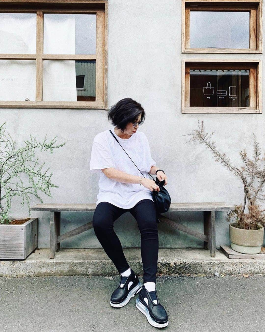 0703maiさんのインスタグラム写真 - (0703maiInstagram)「靴が主役のシンプルコーデ🖤 . . . #ootd #code #fashion #coodinate  #monotone #blackandwhite #black #white  #mama #mamafashion #mamacode #nike #nikeairmax #airmax720 #airmax #sneakers . . 🌚💤」7月18日 22時04分 - 0703mai