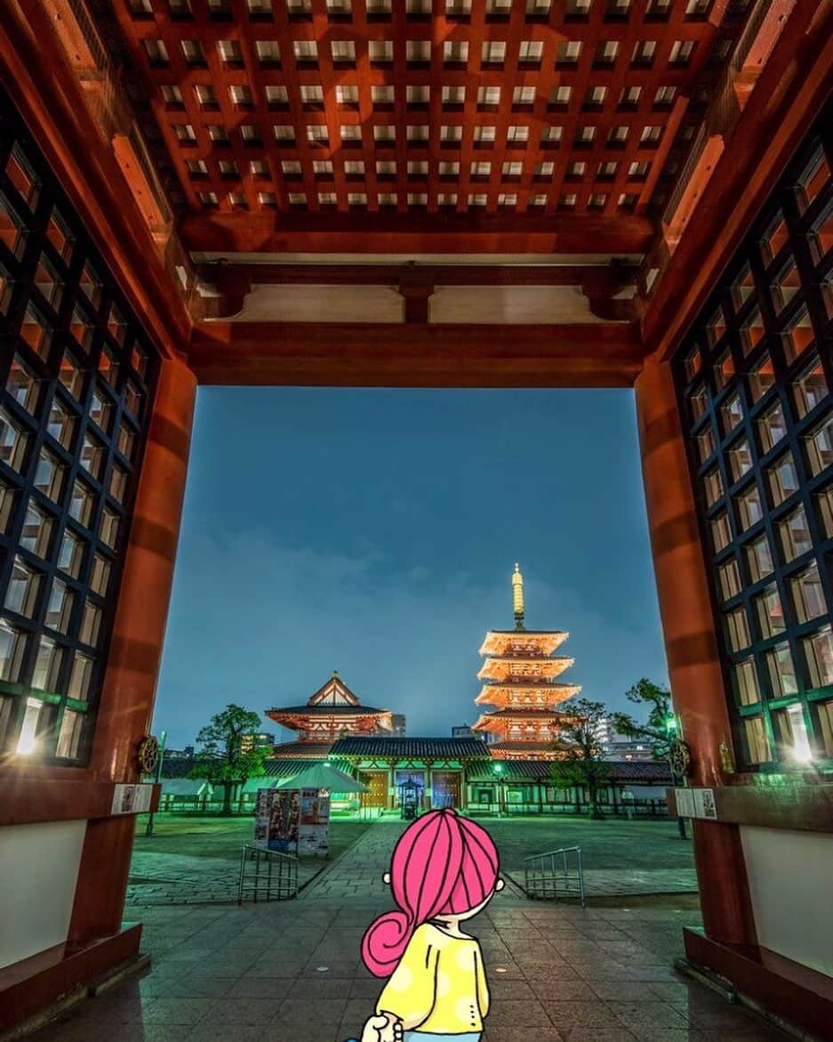 Osaka Bob（大阪観光局公式キャラクター）さんのインスタグラム写真 - (Osaka Bob（大阪観光局公式キャラクター）Instagram)「Nights are so beautiful at Shitennoji Temple! It was originally built by Shotoku Taishi in the 6th century. Temple festivals (including a large flea market) are held on the 21st and 22nd every month ♪ ⠀⠀⠀⠀⠀ 聖徳太子によって建立されたと言われている四天王寺の夜はライトアップされていてとっても綺麗✨毎月21・22日は縁日も開催されているんやで！ ⠀⠀⠀⠀⠀ ————————————————————— #maido #withOsakaBob #OSAKA #OsakaJapan #大坂 #오사카 #大阪  #大阪観光 #visitjapan2019 #tourism #sightseeing #travelgram #travelinjapan #osakatrip #Оsака #Осака #โอซาก้า  #大阪旅行  #오사카여행 #日本景點  #四天王寺　#shitennoji #osakatemple」7月18日 22時04分 - maido_osaka_bob