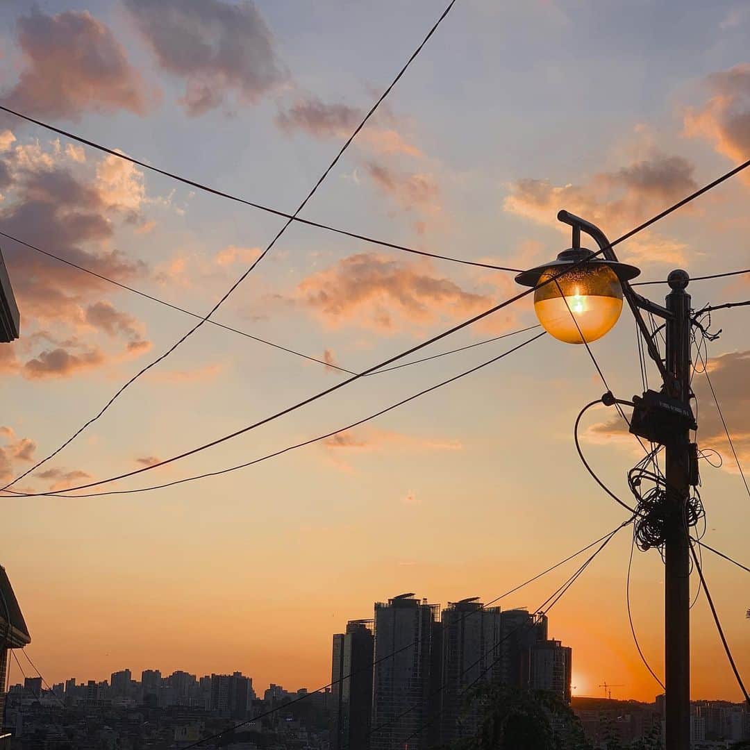 アンジェリーナ・ダニロヴァさんのインスタグラム写真 - (アンジェリーナ・ダニロヴァInstagram)「Seoul’s beautiful sky appreciation post.☁️」7月18日 22時05分 - angelinadanilova