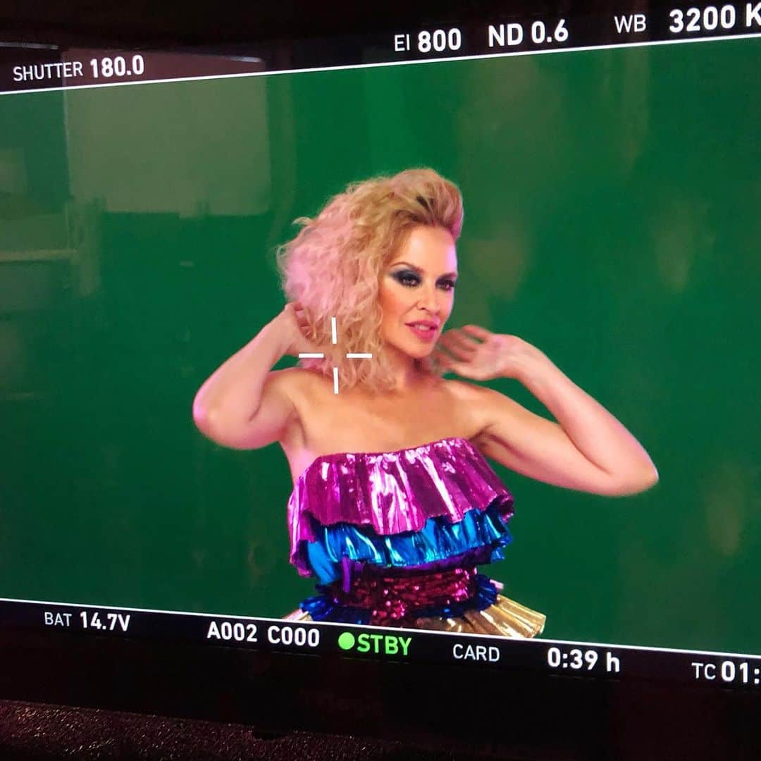 カイリー・ミノーグさんのインスタグラム写真 - (カイリー・ミノーグInstagram)「#tbt to filming my #Summer2019 tour screens. SERIOUS time warp back to the 80’s for our ‘Wedding-Crasher Disco’ section. Go to stories for more!! 👉🏻 #StepBackInTime」7月18日 22時06分 - kylieminogue