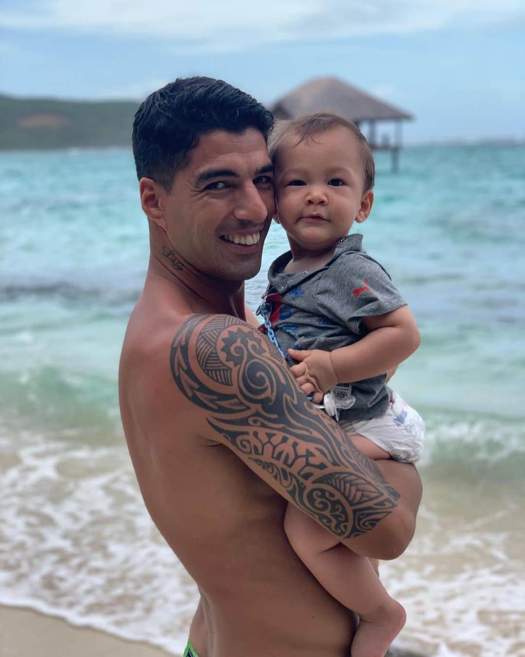 ソフィア・バルビのインスタグラム：「El 👨🏾mas grande y el 👶🏻 mas chiquito! simplemente perfectos! 💙💙」