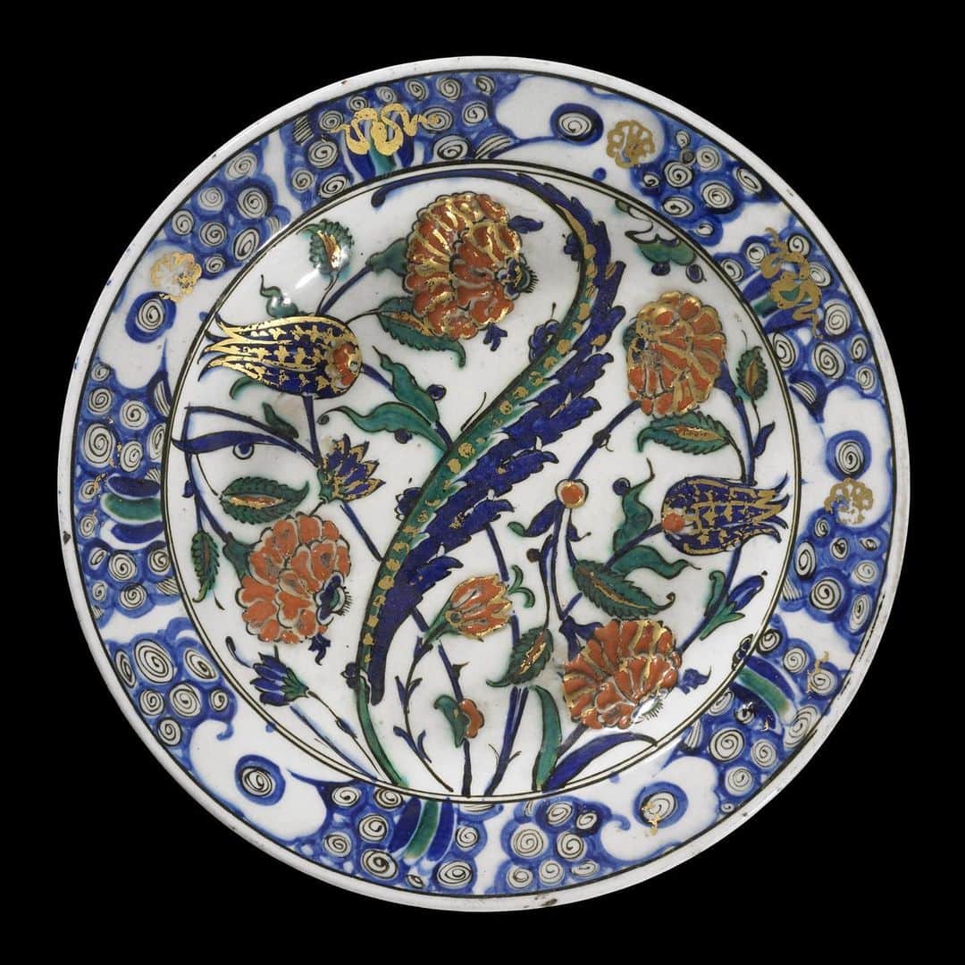 のインスタグラム：「#InspiredByTheEast will showcase how art from the Islamic world, especially the Middle East and North Africa, influenced artists and craftspeople from Europe and North America.  The first image shows a 17th-century ceramic plate made in Iznik, Turkey – a centre for high-quality pottery production for centuries. The distinctive floral designs were also popular on tiles that decorated the inside of buildings during the Ottoman period (c.14th – 20th century). The second image shows tiles made by English designer William De Morgan in the 19th century. He was influenced by Middle Eastern ceramics and designs, creating floral motifs that appeared in fashionable ceramics, stained glass and furnishings.  Our curators showcase some key objects from the show and introduce how the Islamic world inspired Western art in their blog post – link in bio.  Supported by Jack Ryan  Sponsored by Standard Chartered Bank @stanchart  #IslamicArt #painting #design #glassware #textiles #ceramics #BritishMuseum #IAMM #Iznik #DeMorgan #pottery #tiles」