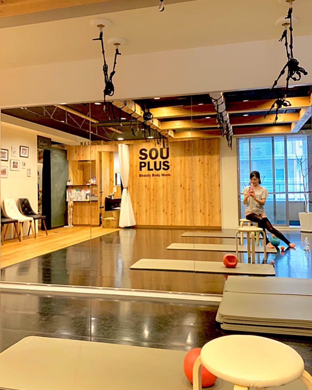 のインスタグラム：「今月のピラティス🧘‍♀️ * 来て下さった皆様 ありがとうございました😋 * 今日はSOU PLUS 恵比寿の yasuko先生も参加して下さいました😊🙏✨ 鏡越しの撮り方が決まらず、、🤣 イベントのMCなどもされている yasuko先生✨ 流石な声量でしたぁ😍 * SOU PLUSの皆さま 本日もありがとうございましたっ😊 * #ピラティス #pilates #マットピラティス #体幹  #ボイトレ #voicetraining #美声 #インナー」