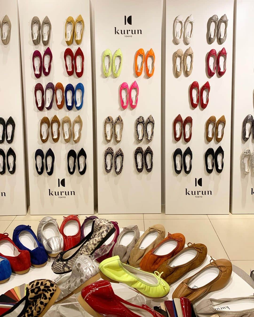 中林美和さんのインスタグラム写真 - (中林美和Instagram)「履き心地満点のバレエシューズ #kurunTokyo のPOP UPへ。 . 96種類のカラーバリエーションから 迷いに迷ってパイソンを選びました。 国内のファクトリーで 熟練の靴職人のハンドメイドなんだそう。 100gという軽さで本当に歩きやすいの！！ . 7月18日(木)〜7月31日まで NEWoMan SHINJUKUで POP UP開催中♪ . #靴大好き#何足も欲しい#クルントウキョウ#究極の履き心地#kuruntokyo @kurun_official #miwasootd」7月18日 22時16分 - miwanakabayashi