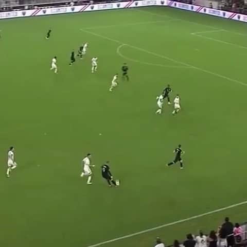 F2Freestylersのインスタグラム：「We’re still amazed by this tackle, graft & outrageous pass from @waynerooney 😅🤩 🎥 New Video: How To Ping | Amazing Football Tutorial 🔥 Link in bio @mls #MLSAllStar」