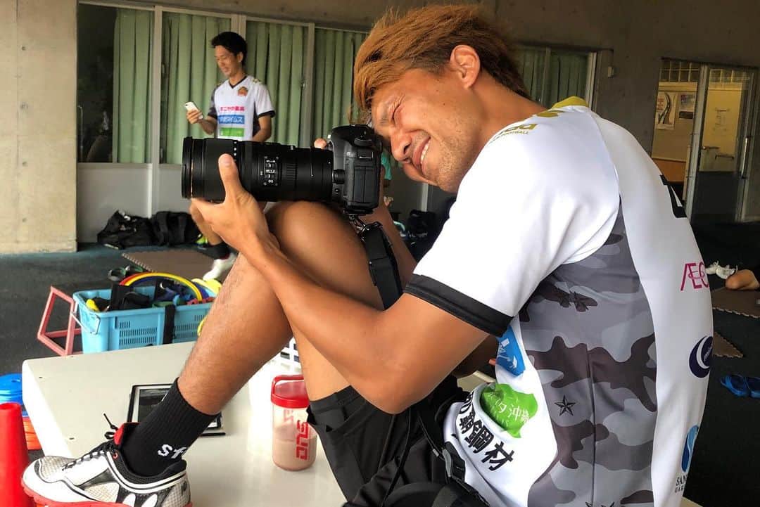 FC琉球さんのインスタグラム写真 - (FC琉球Instagram)「📷 オフショットです！ 今日は突然、 #上原慎也 選手がカメラを構えて練習後の選手たちを撮影してくれました。 ２枚目からが上原選手の撮った写真です✨ なかなかの腕前ですよね！！ . #FC琉球」7月18日 22時17分 - fcryukyu