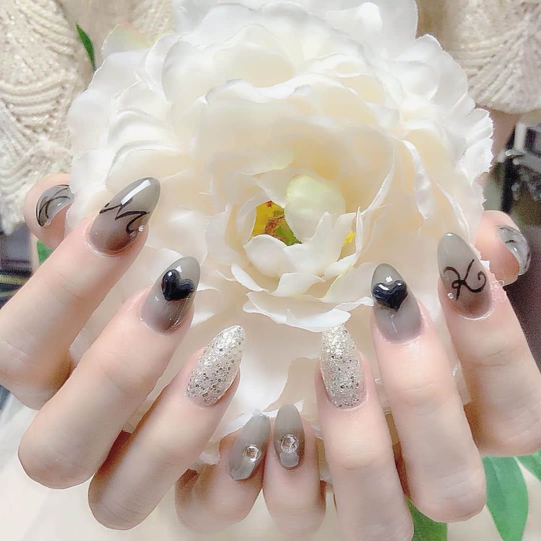 のインスタグラム：「newネイル💅彼氏と自分のイニシャルいれたお気に入り❤︎#ネイル #ネイルデザイン ⚠︎男の人からのコメントいらないです。」