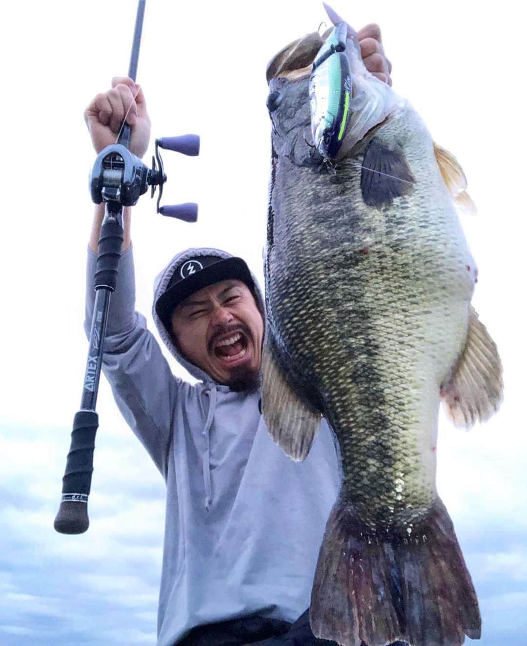 Electric_Fishingさんのインスタグラム写真 - (Electric_FishingInstagram)「Go big!!!⁣ ⁣ #ElectricFishing⁣ #PolarizedSunglasses⁣ #StyleThatPerforms⁣ #ElectricFishing⁣ #drtinc#ARTEXR2#varialhandle#electricfishing#swimbaitunderground#klash9#リップレスモードB」7月19日 9時08分 - electric_fishing