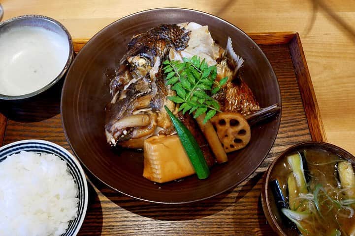 福岡グルメ 福岡ランチ「デビログ」さんのインスタグラム写真 - (福岡グルメ 福岡ランチ「デビログ」Instagram)「少し前になるが、久しぶりに大手門にある『ごはんや飯すけ』でランチ。 お店の場所はわかりにくいところにあるのだが、お客さんが多いねぇ～👍 ここは#魚定食 を食べたい時はオススメ🙆‍♂️ メニューが多すぎてどれにするか迷う😵 今回は「#天然鯛の頭 」の荒炊き1,500円・税込にしてみたが、めちゃでかっ😁 ご飯も美味しい😋👌 「#ミシュランガイド福岡・佐賀・長崎2019」 #ミシュランプレート 掲載店。 . メニュー、他pic、内観などは「デビログ」に掲載しています。 サイトを見る場合はブラウザで「デビログ」で検索👉 . #ごはんや飯すけ #福岡市中央区大手門 3-3-24 小金丸ビル1F 092-725-3366 11:30～15:00(L.O) 18:00～22:00(L.O) 火曜日定休 . ♦️福岡グルメ 福岡ランチを検索できるブログ は「デビログ」で検索👉 ♦️マニアックな情報や本当に美味しいお店情報なら「もっとデビログ」で検索👉 . #大手門グルメ #大手門ランチ #福岡魚定食 #福岡魚 #福岡定食 #飯すけ #ミシュランプレート福岡  #福岡 #博多 #fukuokapics #fukuoka #fukuokacity #hakata #fukuokarestaurant #fukuokagourmet #IGersJP #ig_japan #福岡グルメ #福岡ランチ #福岡ごはん #福岡ご飯 #食べログ福岡 #福岡飯 #福岡食べ歩き」7月19日 9時11分 - devi_takahashi