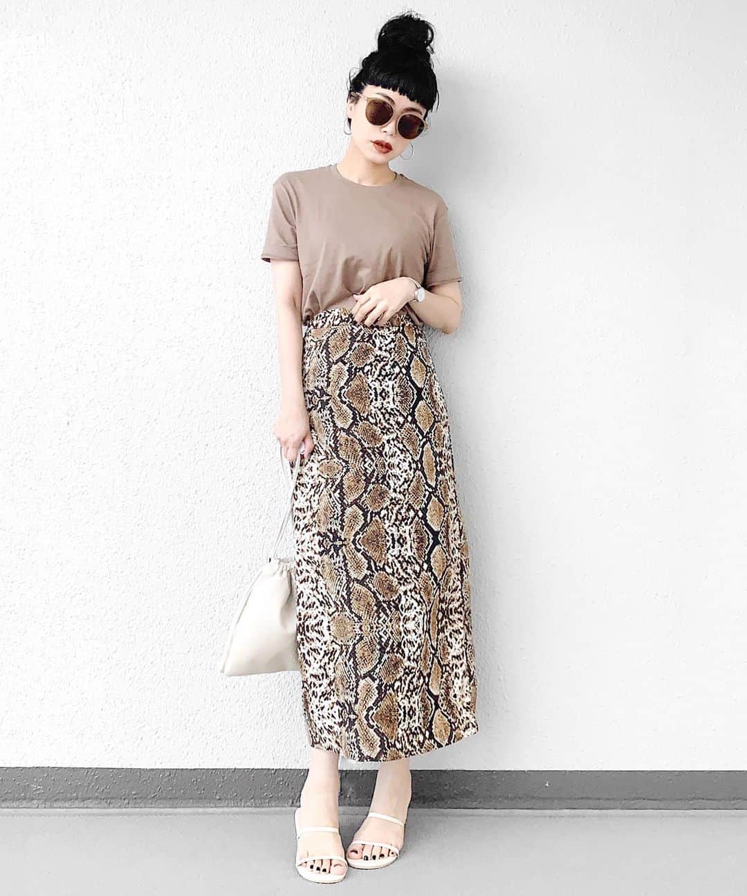 lve_xxxxのインスタグラム：「.﻿ .﻿ 色違いするって決めたコレ。﻿ ﻿ UNIQLO U﻿ ☑︎リラックスフィットクールネックT﻿ 35 BROWN﻿ ﻿ 色味良きー！﻿ 秋口にも活躍しそーな色味🙆‍♀️﻿ ﻿ 絶対使えるし今お安くなってるし﻿ 買わない理由がない！笑﻿ ﻿ 蛇🐍づいてるけど﻿﻿﻿ やっかし、🐍苦手です😂😂😂﻿﻿﻿ ﻿﻿﻿ その他コーデアイテム詳細は﻿﻿﻿﻿﻿ WEARをご覧くださいませ。﻿﻿﻿﻿﻿ ﻿﻿﻿﻿﻿ WEAR ： lvexxxx ﻿﻿﻿﻿﻿ 💻 https://wear.jp/sp/lvexxxx/﻿﻿﻿﻿ ﻿﻿﻿﻿﻿ －－－－－－－－－－－－－－－－－－﻿﻿﻿﻿﻿ ﻿﻿﻿﻿﻿ 📢コメント頂ける際は、﻿﻿﻿﻿﻿ 最新投稿にお願い致します。﻿﻿﻿﻿﻿ ﻿﻿﻿﻿﻿ 過去投稿に頂いた際、気がつかない事もあり﻿﻿﻿﻿ お返事致しかねる場合が御座います🙇‍♀﻿﻿﻿ ️﻿﻿﻿﻿﻿ ﻿」
