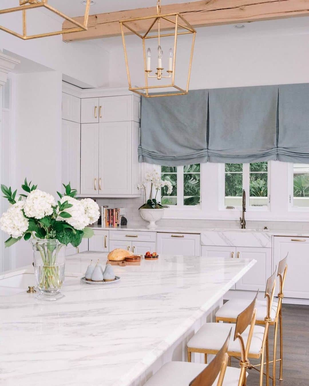 ELLE DECORさんのインスタグラム写真 - (ELLE DECORInstagram)「A lesson in crafting a bright white kitchen, courtesy of @joliepaints_lisarickert. Click the link in bio for the full tour of this New Orleans home in a lakefront community. Photography by Madeline Rose」7月19日 7時48分 - elledecor