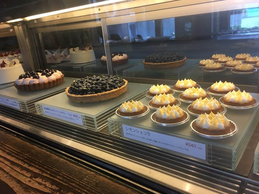 荒木麻里子さんのインスタグラム写真 - (荒木麻里子Instagram)「清水にある#好きなケーキ屋さん 🍰 近くに行く度に立ち寄ってたけど、定休日に当たってしまい久しぶりに行けた🤣💕 今度は#イートイン してみたいな。 . . . #清水ケーキ屋  #静岡ケーキ屋さん  #ケーキ屋さん  #ケーキ屋巡り  #ケーキ屋さん巡り  #キャトルエピス静岡店  #ケーキが好きな人と繋がりたい」7月19日 7時44分 - marilyn198612