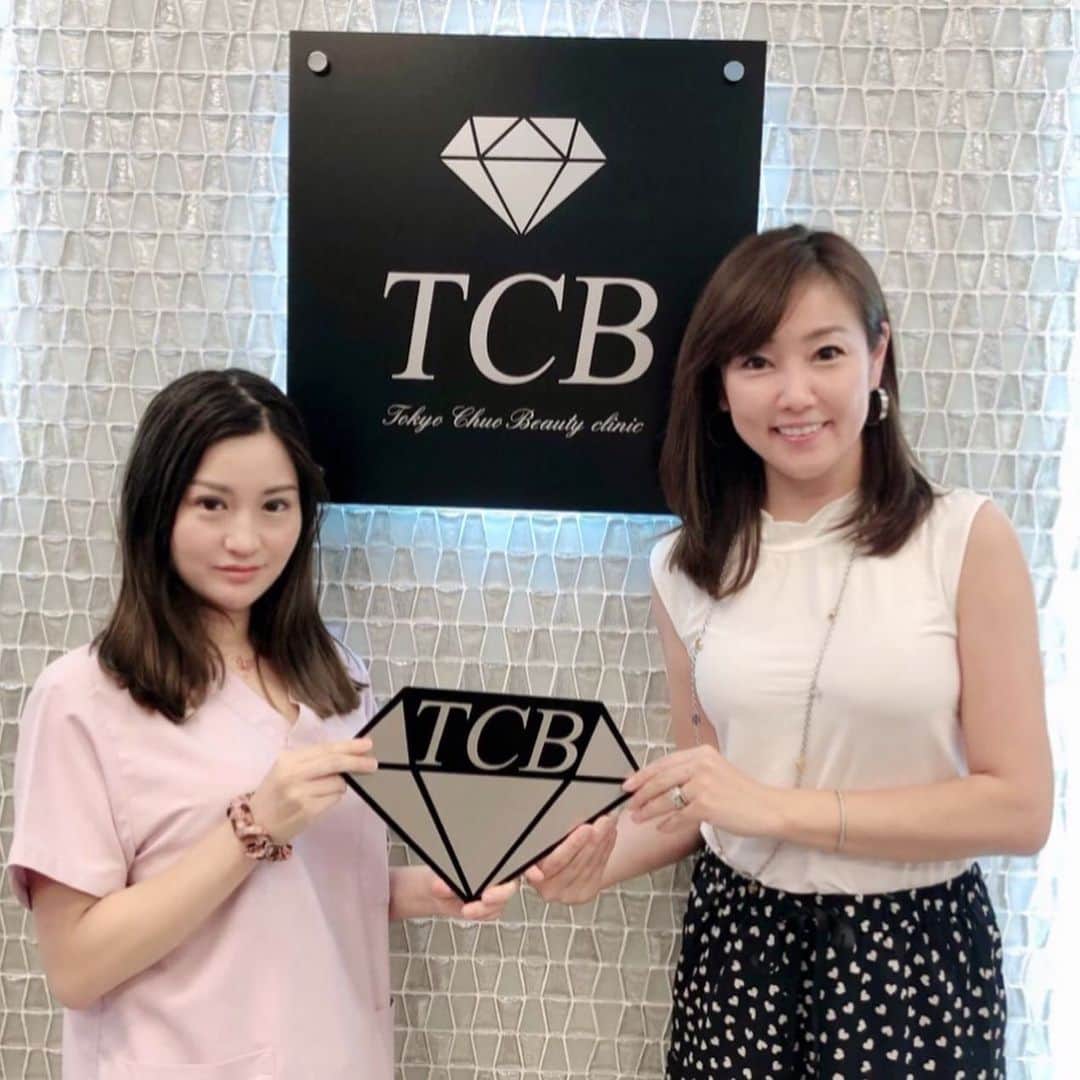 のインスタグラム：「お友達のご紹介で 東京中央美容外科渋谷院で ソノクイーンを受けて来ました✨富田先生 @tcbtomita ありがとうございます～♥️ めっちゃ、お顔がキュッとしました～💕 #お肌のメンテナンス #アラフォー #レーザー派  #tcb #ソノクイーン #ハイフ #HIFU #リフトアップ #小顔 #小顔先生 小顔なら #TCB東京中央美容外科」