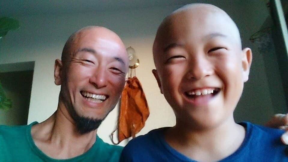 藤代冥砂さんのインスタグラム写真 - (藤代冥砂Instagram)「5年前の今日は、バリカン日だった。 龍之介、まだぽっちゃり。父は微妙に現在より若い。 笑顔っていいな。 日々の笑いを忘れないでおこう。  My love son Ryunosuke. 5yrs passed. Two beans? Monks? Laughing is the best medicine.  #myson #monk #息子」7月19日 8時05分 - meisafujishiro