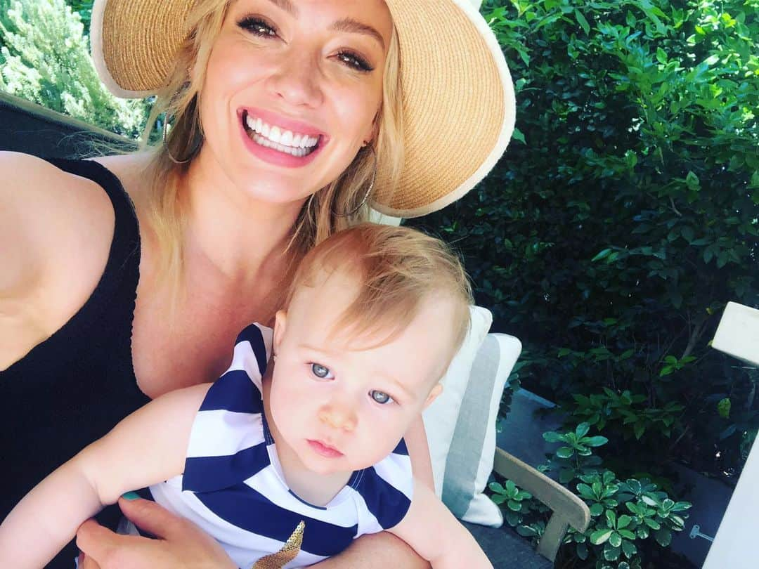 ヒラリー・ダフさんのインスタグラム写真 - (ヒラリー・ダフInstagram)「One of us is happy to be hanging.」7月19日 7時58分 - hilaryduff