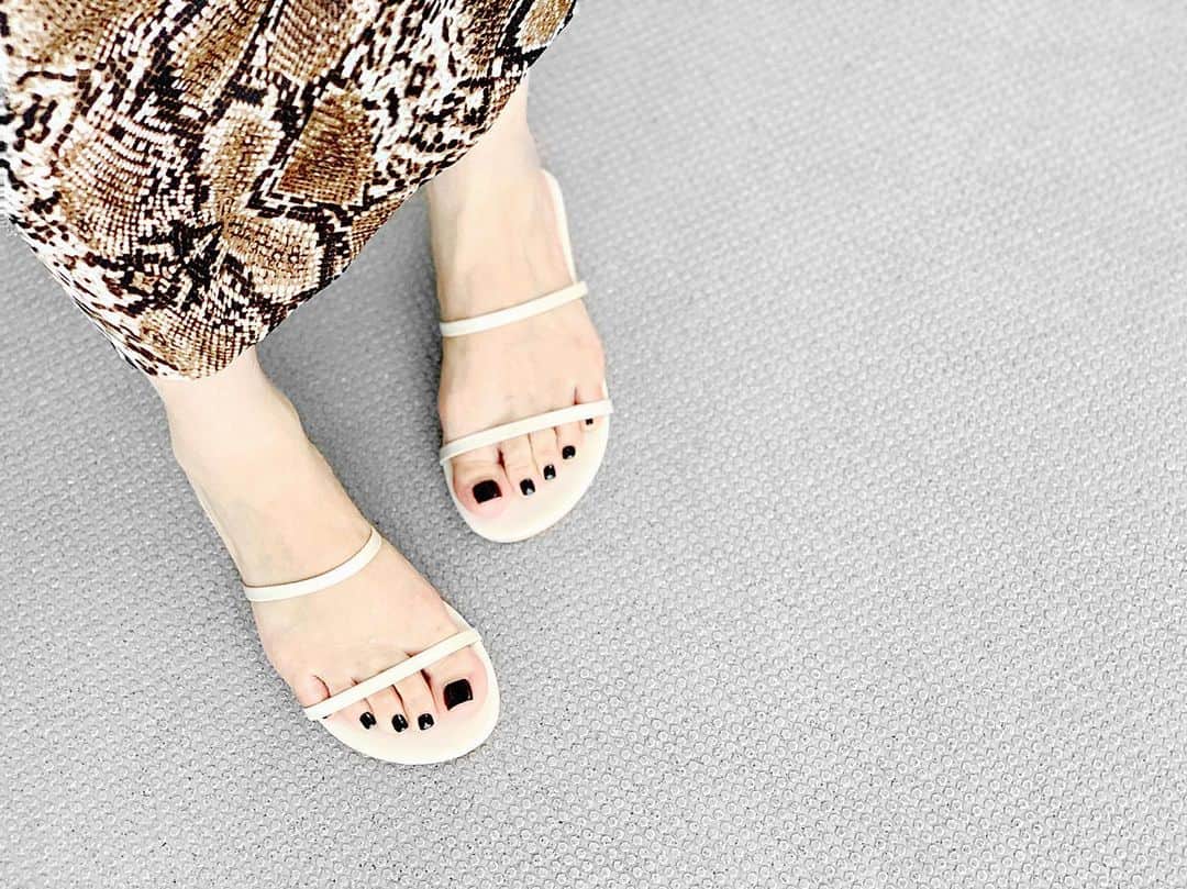 lve_xxxxのインスタグラム：「.﻿ .﻿ @lveu.official ﻿ ☑︎ Slim strap sandals﻿ ﻿ これ、使えるんですわ。﻿ ベージュ系コーデの時に﻿ IVORY 合わせるのが好みです🐍﻿ ﻿ ﻿ #LVEU. #ラブユ #sandal﻿ #足元くら部 #足元倶楽部 #👣﻿ ﻿」