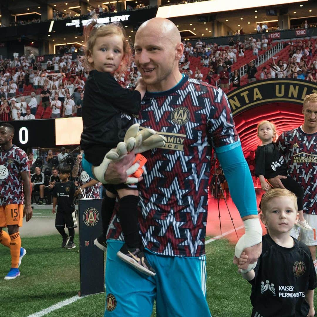 ブラッド・グザンさんのインスタグラム写真 - (ブラッド・グザンInstagram)「My 2 lucky mascots! Swear he was excited! @atlutd  #whysoserious」7月19日 8時17分 - bguzan