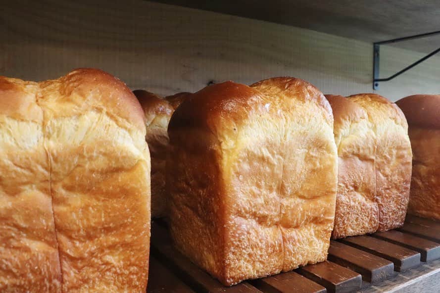 丘の上のパン屋 さんのインスタグラム写真 - (丘の上のパン屋 Instagram)「2019.07.19﻿ ﻿ おはようございます、﻿ 丘の上のパン屋です。﻿ ﻿ 夜からの雨は落ち着いてくもりのお天気ですね。﻿ これから1日はくもりのお天気の予報なので、ぜひみなさまのご来店お待ちしております。﻿ ﻿ ﻿ 朝8時オープンから焼きたてパンを豊富に取り揃えています。﻿ ﻿ 好評いただいております食パンは、1日2回（9時半頃、13時～14時頃）焼かせていただいています。﻿ ﻿ 丘パンの食パンは、小麦国産の「春よ恋」と「キタノカオリ」2種を使用した、天然酵母の食パンです。﻿ 食パン以外にも、プレミアムブレッドをご用意しています。﻿ 蜂蜜や牛乳を加えほのかに甘みのある贅沢なパンです、半分に手で割いて厚切りパンとしてお召し上がりいただくとふわふわ感を感じていただけるかと思います。﻿ ﻿ ﻿ 食パンは、ご予約も可能なのでぜひご利用ください。﻿ ﻿ ﻿ パンの焼き上がり時間や種類は、サイトからご確認出来ますのでぜひどうぞ。﻿ プロフィールにURLを記載しています。（ @okanouenopanya ）﻿ ﻿ それでは、今日も焼き立てパンとともに﻿ 宜しくお願い致します。﻿ ﻿ ﻿ ﻿ −−−−−−−−−﻿ ﻿ 💬 夏季休業について﻿ ﻿ ●7月29日～8月9日は台湾講習のためお休みとなります。﻿ ﻿ サイトのカレンダーをご確認ください。﻿ ﻿ −−−−−−−−−﻿ ﻿ 💬 マイバックのご持参ください﻿ ﻿ 19年8月から、レジ袋が1枚5円となります。﻿ ぜひマイバックのご持参お待ちしております。﻿ ゴミ削減にご協力お願い致します。﻿ ﻿ −−−−−−−−−﻿ ﻿ 💬 スタッフ募集中です﻿ ﻿ 新たに一緒に働いてくれる仲間を募集しております。﻿ ﻿ 応募方法は郵送となります。﻿ 詳細はサイトをご確認ください。﻿ ﻿ −−−−−−−−−﻿ ﻿ 💬 ご予約について﻿ ﻿ ●予約可能商品﻿ ・食パン ﻿ ・カンパーニュ﻿ ・バゲット﻿ ・エッグタルト﻿ ﻿ ※グルテンフリー米粉パン(プレーン、大納言)﻿ ※低糖質ふすまパン(3本から)﻿ ※一升パン﻿ (※は木、金のお渡しになります)﻿ ﻿ 📞 045-530-9683（クロワッサン🥐）﻿ ﻿ −−−−−−−−−﻿ ﻿ 🛒 オンラインショップ﻿ ﻿ グルテンフリーの米粉食パンの﻿ 通販を行っております。﻿ サイトからご確認ください。﻿ ﻿ −−−−−−−−−﻿ ﻿ 🏷﻿ #丘の上のパン屋 #食パン #横浜 #青葉区 #たまプラーザ #ベーカリーカフェ #パン屋 #パン #パン屋さん #横浜パン屋 #🍞 #焼き立てパン #美しが丘 #美しが丘西 #田園都市線 #天然酵母 #国産小麦 #発酵バター#bakery #boulangerie #boulanger #yokohama#instabread #instafood #pane #sourdough #naturalyeast﻿ ﻿ ﻿」7月19日 8時19分 - okanouenopanya