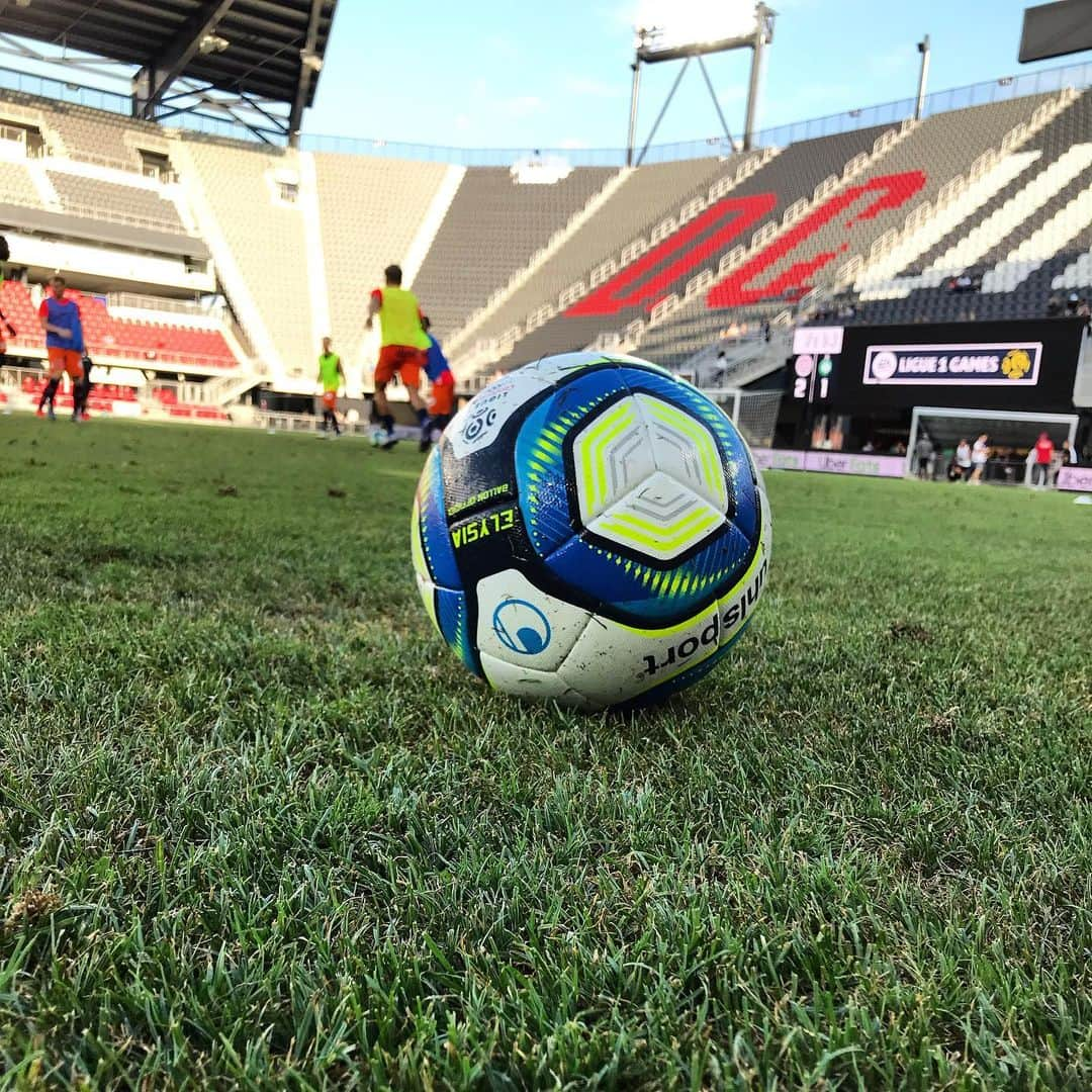 リーグ・アンさんのインスタグラム写真 - (リーグ・アンInstagram)「Le nouveau ballon de la @ligue1conforama à l’@audifield pour les #EALigue1Games ⚽️🙌 ▫️ ▫️ #ASSEMHSC #ligue1conforama #washington #UnitedStates #football #washingtondc」7月19日 8時20分 - ligue1ubereats