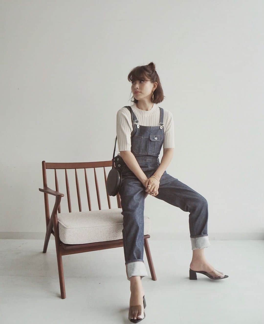 JUNNAのインスタグラム：「upperheights × ETRÉ TOKYO exclusive サロペット 発売されました🙌  前回のポストは23サイズ この写真は24サイズを着たバージョン 昨日のインスタライブは25サイズを着用 各店舗でご試着いただけます💫 ブログにも写真いっぱい貼ったのでサイズ感ご参考になれば...🙏 ・ ・ ・ tops/ #モックネックコンパクトリブトップス salopette/ #etretokyo × #upperhights  7/18 発売 bag/ #サークルベルトバッグ  8/1 AW スタート shoes/ #PVCポインテッドパンプス  8/1 AW スタート  #only #junna👠 #156cm #オールインワン #オーバーオール #サロペット #デニム#2019ETREss」