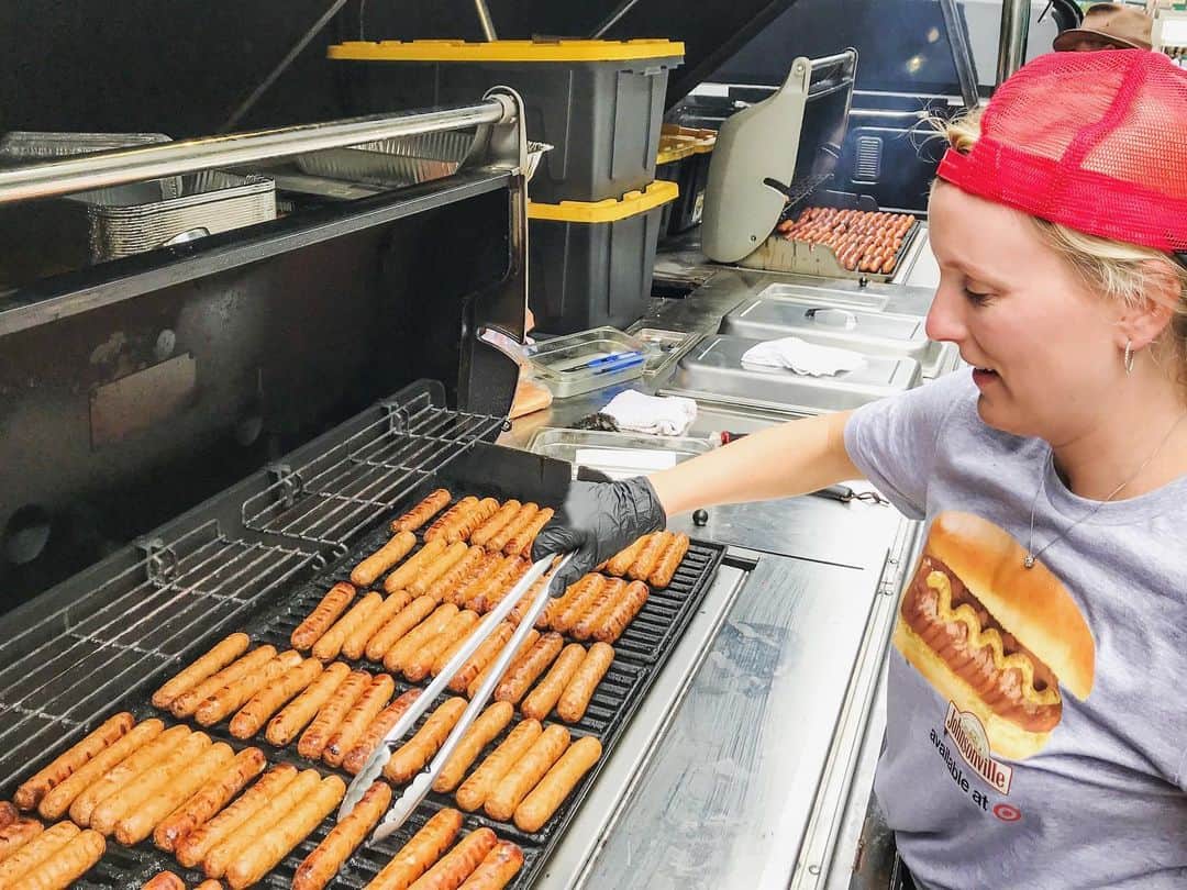 ジョンソンヴィルのインスタグラム：「It’s only appropriate to wear brat attire while grilling them up.  Our team served more than 1,000 brats today for those in #Minneapolis, and raised close to $2k for The Sandwich Project. #BigTasteGrill #CrashingCookouts #summergrilling #grilling」