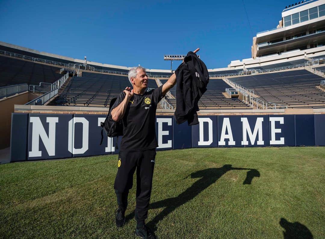 ボルシア・ドルトムントさんのインスタグラム写真 - (ボルシア・ドルトムントInstagram)「👉 Here comes Lucien #Favre!🍀 Our Coach enters Notre Dame Stadium for the first Time! 🏟 #bvbusa #bvb #borussiadortmund #💛 #lucienfavre」7月19日 8時25分 - bvb09