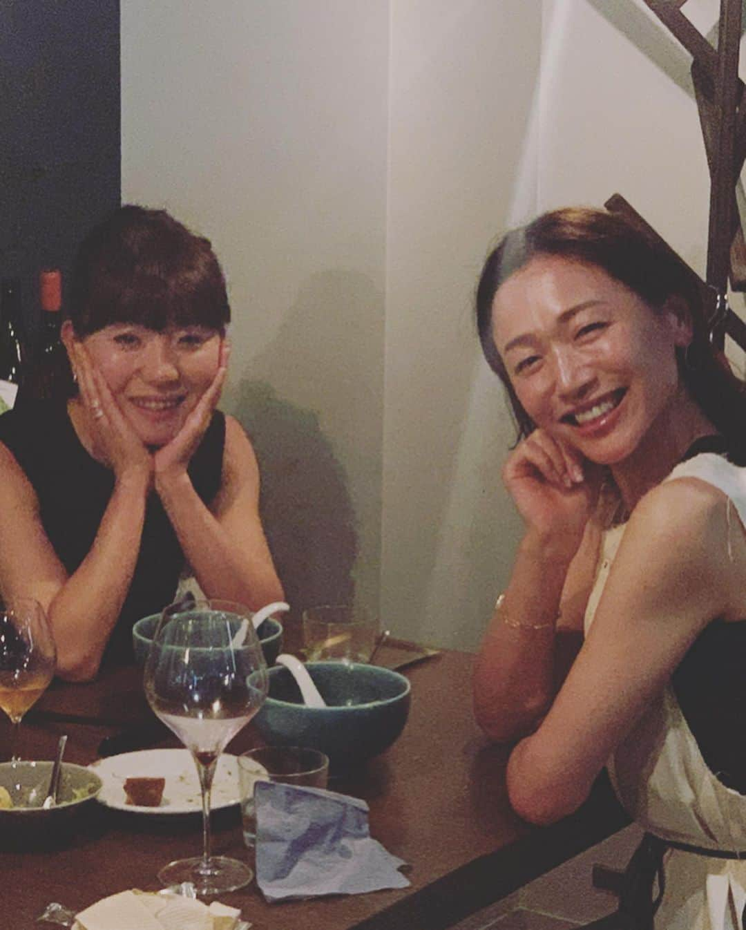 黒沢祐子さんのインスタグラム写真 - (黒沢祐子Instagram)「・ ・ @ronhermanstore のスーパーバイヤー @yukarinegishi との🥂🍽 お店を出た路地裏でふいに撮ってくれた写真 わたし幸せそう  彼女とは昔からご縁があったんだけど ゆっくり会うのは今だったみたい 昨日初めて知った衝撃 『わたしweddingのときに、祐子さんにメールしたんですよー』って え？？？ホントに？！😳 なぜかそのメールはわたしの元へは届かず(迷惑メールに入ってしまったのかな謎だけど) だからお手伝いすることにはならなかったけれど ハイセンスなゆかりさんから連絡をいただけたことが うれしかったし、それはそれはステキなweddingでしたから結果オーライ  ゆかりさんのweddingの時のfloristは @flowernoritake さんで私の尊敬するfloristのひとり そこでも繋がっていたり😌  当たり前だけど @ronhermanstore のバイヤーという 大きな責任感がある中でのパワフルさとしなやかさと ふんわり柔らかなイメージを持ち合わせている ゆかりさん  これからも色々楽しみで仕方ない♡  8月末で @ronhermanstore は上陸して10周年だそう おめでとうございます 千駄ヶ谷にopenした時、すごいセレクトショップが 出来たなぁ、って思ったのが懐かしいな ・ ・ #life #friends #雨の夜の幸せな出来事」7月19日 8時35分 - yukowedding