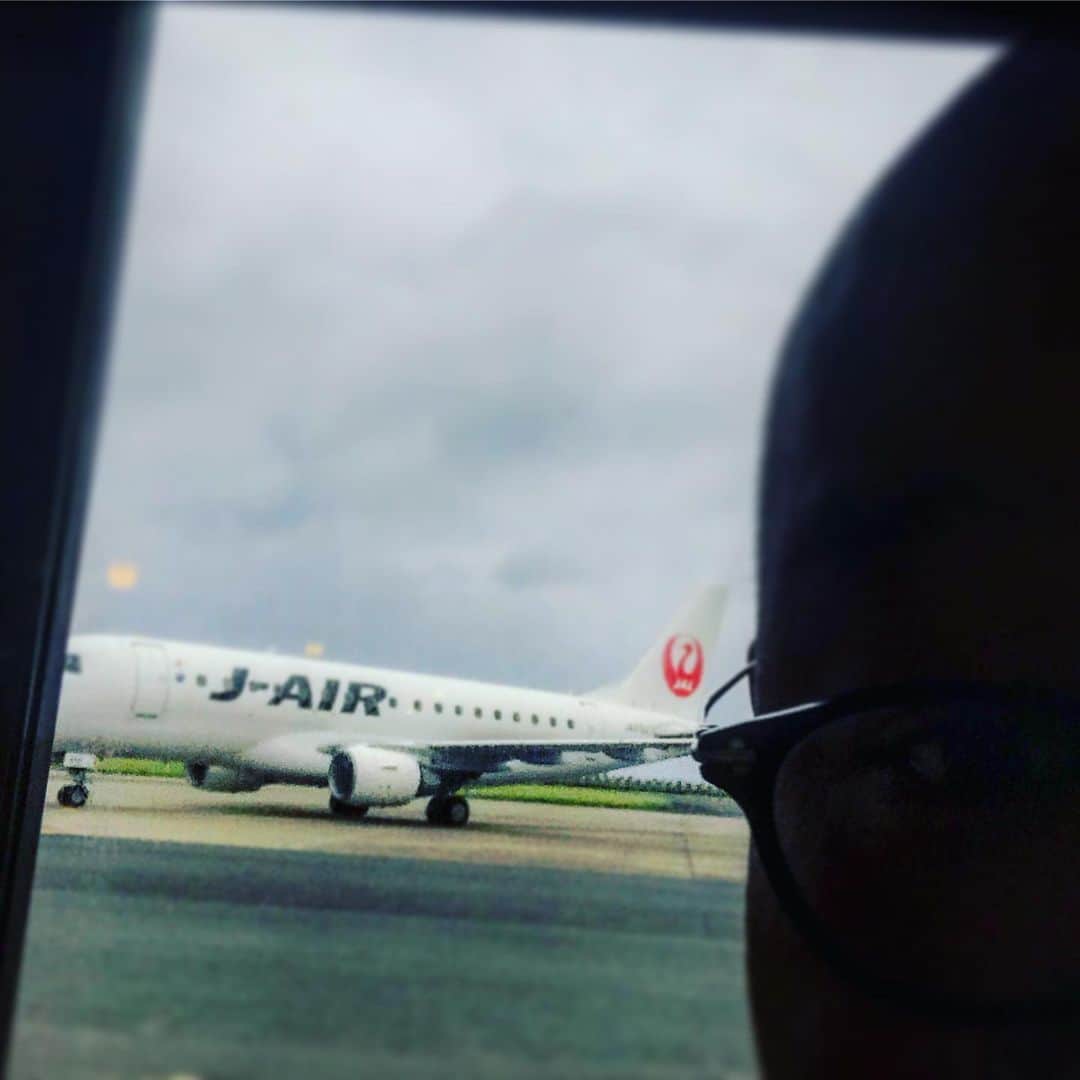 中沢ノブヨシさんのインスタグラム写真 - (中沢ノブヨシInstagram)「おはようございます！  とりあえず、 鹿児島からの飛行機が着陸しない事には飛べないと言うことでしたが、 今、着陸！！ 飛べそう！！ 大汗。  #中沢ノブヨシ #徳之島 #soul #music」7月19日 8時49分 - nobuyoshinakazawa
