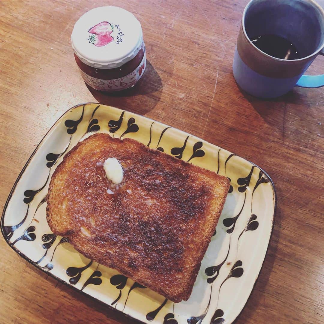 ひうらさとるのインスタグラム：「朝からネーム描いて、美味しいコーヒー入れてパンにたっぷりバター塗って、さらによしながさんに頂いた美味しいジャムもぬって食べて、また描く。 報道番組は見ないで、粛々と描こ。」