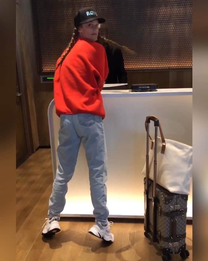 ニーナ・アグダルのインスタグラム：「This is what happens when I drink caffeine.」