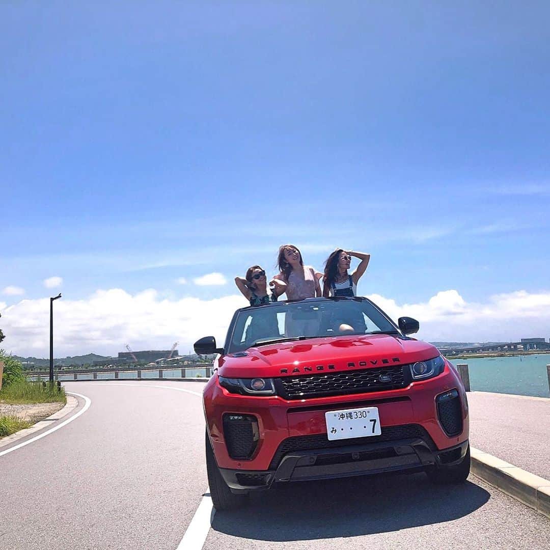 長嶺菜菜子のインスタグラム：「今回の沖縄は﻿ 赤のレンジローバーでドライブ🚘﻿ ﻿ ﻿ さゆりちゃん﻿ @sk.sayuri  ゆりちゃん﻿ @yuri.pudding ﻿ ﻿ ﻿ オープンカー﻿🚘 沖縄で初めて乗ったけど﻿ あっつーーーーいし﻿ 風すっごーーーーいし﻿ 暑さと風との戦いだだ😂😂﻿ ﻿ ﻿ けどやっぱ海沿いを走るのは快適😚🌴🚘🌺🍍﻿ ﻿ ﻿ レンジローバー﻿ 初めて運転したけどめちゃくちゃ運転しやすかったーヾ(*･∀︎･*)ﾉﾞ﻿ 欲しくなった❤️﻿ ﻿ ﻿ ﻿ ﻿ 那覇にある5月にオープンしたばかりの﻿ ホテルヴィヴィアーナ﻿ @hotelviviana ﻿ ここに宿泊すると﻿ BMW・ポルシェ・レンジローバーが借りれて﻿ なんと乗り放題だよ😍🙌﻿ ﻿ ﻿ 宿泊代に全て含まれてるから﻿ レンタカー屋さんでの手続きもいらないし﻿ ガソリンも補給しなくていいの！！﻿ ﻿ ﻿ しかもしかも！﻿ ワンフロアに1部屋しかないし﻿ 1階のBARは宿泊者は23時まで飲み放題😍🙌﻿ ﻿ ﻿ めちゃくちゃ快適に過ごせること間違いなし🙏🌺﻿ ﻿ ﻿ 女子会プランも構想中らしいよ🤫💕﻿ ﻿ ★------------------------------------------------☆﻿ ﻿#沖縄人 #うちなんちゅ ﻿ #旅好き #旅 ﻿#女子旅 #女子会 #女子旅プラン #女子会プラン #沖縄おすすめホテル﻿ #沖縄ホテル﻿ #那覇ホテル﻿ #ホテルヴィヴィアーナ﻿ #沖縄観光 #瀬長島﻿ #瀬長島ドライブ﻿ #ドライブ﻿ #レンジローバー﻿ #オープンカー﻿ #hotelviviana」