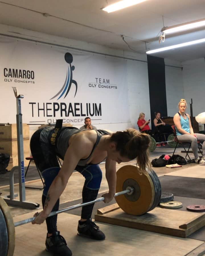 マッティ・ロジャーズのインスタグラム：「A very up close & personal video. Nothing fancy, nothing exciting, just pushing through the week with a few singles at 90%. These weren’t my favorite looking lifts today, but I’m happy to have gotten through them!! One more big training day this week @rehband @2poodperformance @romwod」