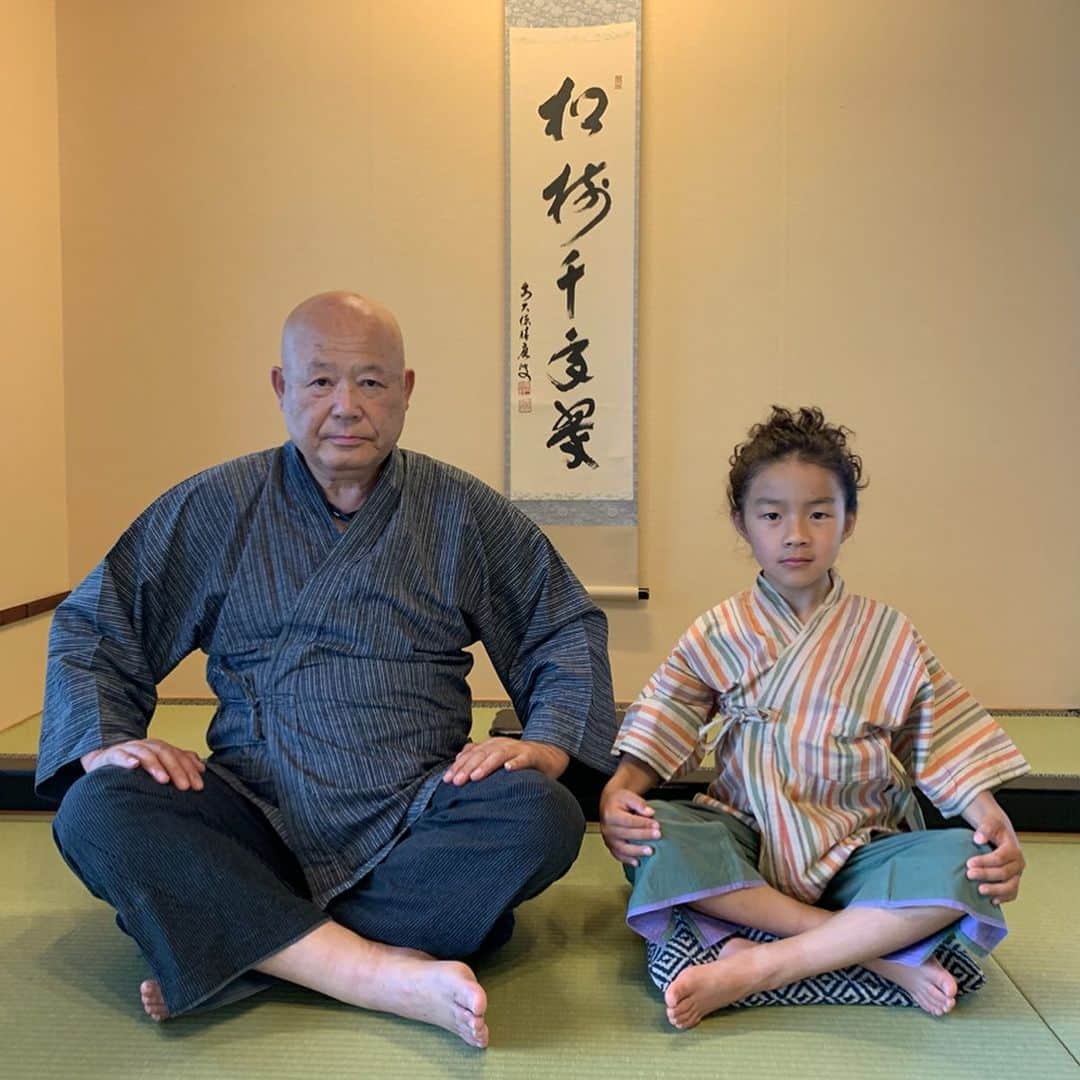 上田ユキエさんのインスタグラム写真 - (上田ユキエInstagram)「爺と孫。笑いのツボが一緒。#grandpa #grandson #japan #family #日本 #家族」7月19日 8時51分 - yukie_ueda