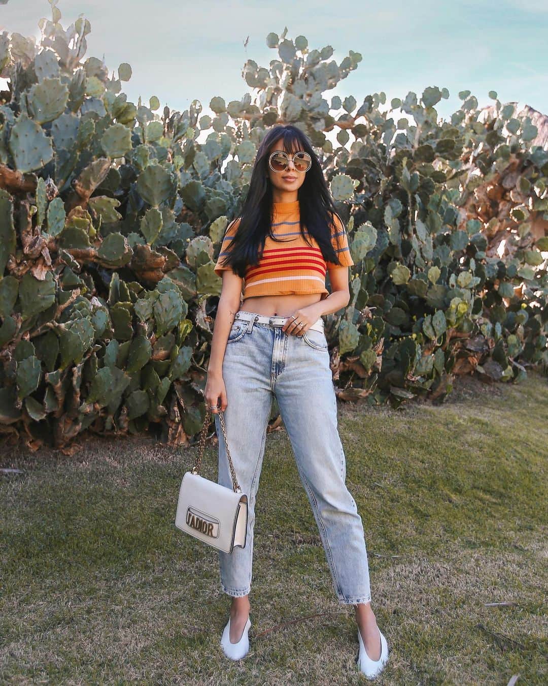 Gabriela Salesのインスタグラム：「Lookinho hoje do jeito que eu amo, uma produção mais básica e cool ao mesmo tempo, jeans + croppped da @damyller ❤❤❤ O que acharam, lacrinhas?」