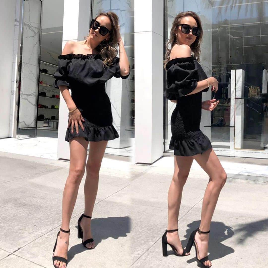 ANELA TOKYOさんのインスタグラム写真 - (ANELA TOKYOInstagram)「MAST HAVES👑  オフショルギャザースカートワンピース✔️ . . オフショルデザインがポイントのワンピースになります✨✨✨ シャーリングになっているので、着心地抜群っ☝🏼 . オフショルダーデザインでヘルシーに肌見せ女度UP♥️ . #bestseller #blackdresses #dresses #offsholders #offshoulderdress #styleup #heels #sunglasses #anelatokyo」7月19日 9時07分 - anelatokyo